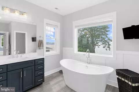 Bath - 7429 Bay Front Rd, Sparrows Point, MD 21219 photo 2 of 8