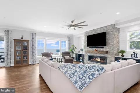 Living - 7429 Bay Front Rd, Sparrows Point, MD 21219 photo 2 of 3