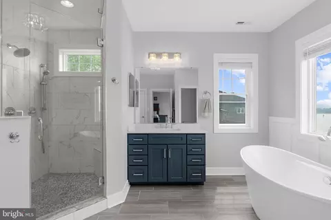 Bath - 7429 Bay Front Rd, Sparrows Point, MD 21219 photo 4 of 8