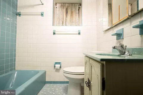 Bath - 229 Dumbarton Rd, Baltimore, MD 21212 photo 2 of 2