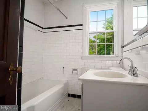 Bath - 229 Dumbarton Rd, Baltimore, MD 21212 photo 1 of 2
