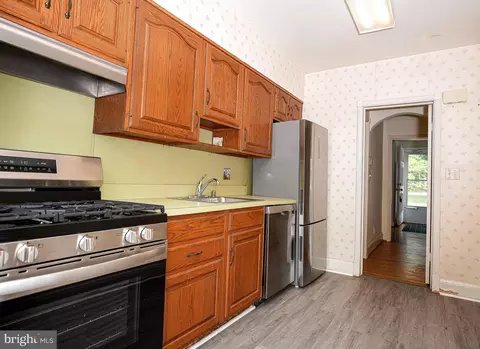 Entry Way - 229 Dumbarton Rd, Baltimore, MD 21212 photo 2 of 5