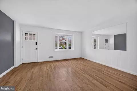 Living - 5519 Highridge St, Halethorpe, MD 21227 photo 4 of 9