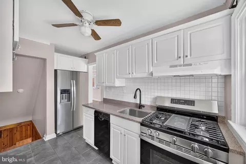 Entry Way - 5519 Highridge St, Halethorpe, MD 21227 photo 5 of 5
