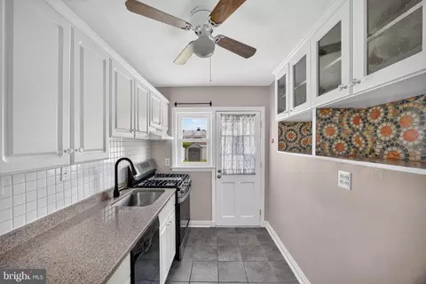 Entry Way - 5519 Highridge St, Halethorpe, MD 21227 photo 4 of 5