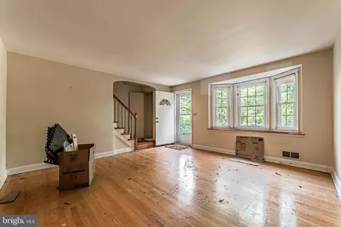 Living - 7025 Heathfield Rd, Baltimore, MD 21212 photo 5 of 6