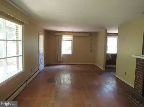 Living - 1024 Gladway Rd, Middle River, MD 21220 photo 2 of 3