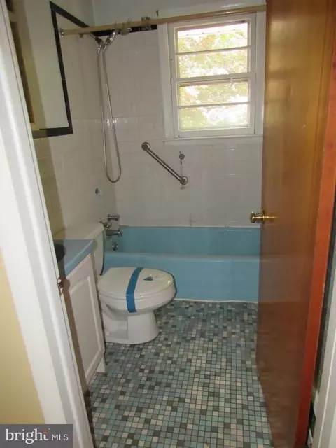 Bath - 1024 Gladway Rd, Middle River, MD 21220 photo 2 of 3