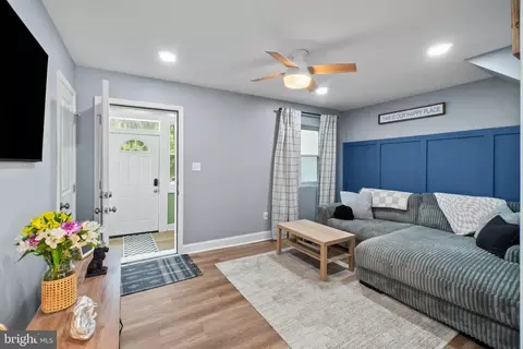 Entry Way - 610 Meadow Rd, Baltimore, MD 21206 photo 5 of 9