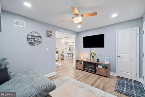 Entry Way - 610 Meadow Rd, Baltimore, MD 21206 photo 4 of 9