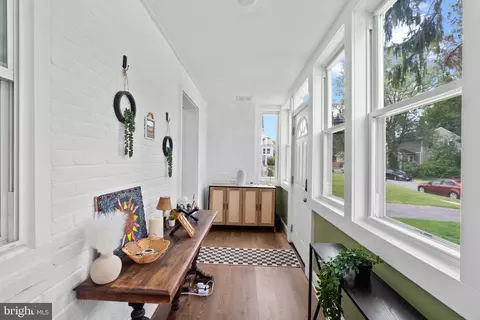 Entry Way - 610 Meadow Rd, Baltimore, MD 21206 photo 3 of 9