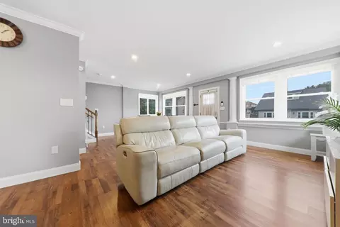 Entry Way - 1313 Poplar Ave, Arbutus, MD 21227 photo 5 of 14