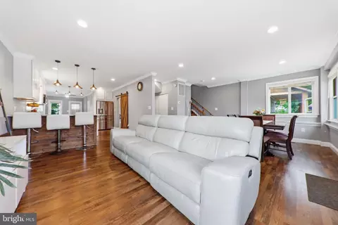 Entry Way - 1313 Poplar Ave, Arbutus, MD 21227 photo 4 of 14