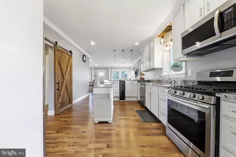 Entry Way - 1313 Poplar Ave, Arbutus, MD 21227 photo 7 of 14