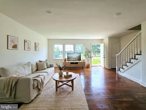 Living - 1943 Edgewood Rd, Towson, MD 21286 photo 2 of 11