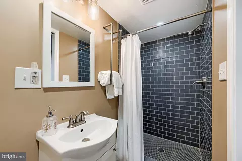 Bath - 2414 Estelle Ave, Sparrows Point, MD 21219 photo 3 of 5