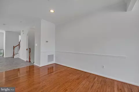 Living - 7694 Town View Dr, Baltimore, MD 21222 photo 4 of 5