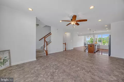 Living - 7694 Town View Dr, Baltimore, MD 21222 photo 2 of 5