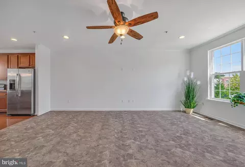 Living - 7694 Town View Dr, Baltimore, MD 21222 photo 3 of 5