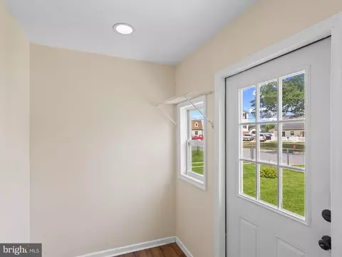 Entry Way - 8211 Northview Rd, Dundalk, MD 21222 photo 2 of 3