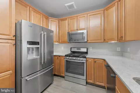 Kitchen - 7701 Travertine Dr #401, Baltimore, MD 21209 photo 4 of 8