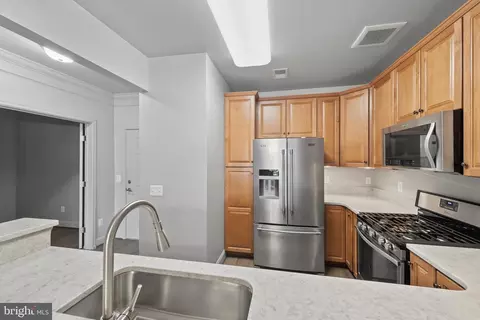 Kitchen - 7701 Travertine Dr #401, Baltimore, MD 21209 photo 6 of 8