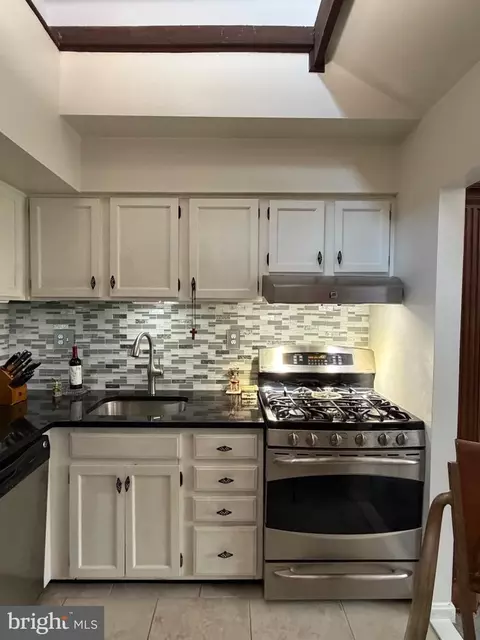 Kitchen - 1811 Snow Meadow Ln #301, Baltimore, MD 21209 photo 2 of 8