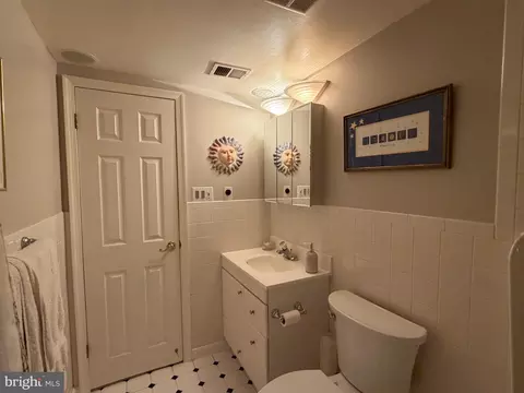 Bath - 1811 Snow Meadow Ln #301, Baltimore, MD 21209 photo 4 of 6