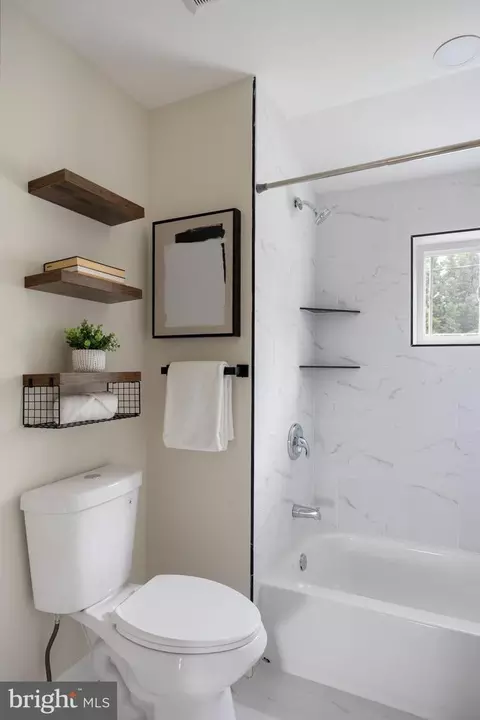 Bath - 8048 Kavanagh Rd, Dundalk, MD 21222 photo 2 of 3