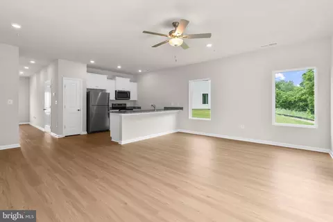 Living - 8100 Bartholomew Ct, Baltimore, MD 21206 photo 3 of 6