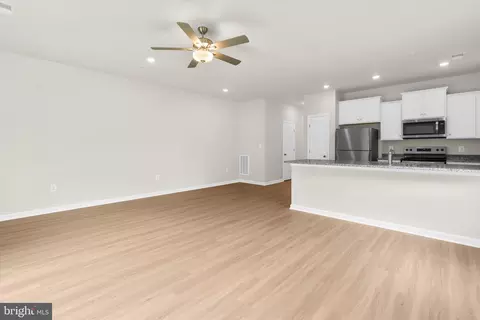 Living - 8100 Bartholomew Ct, Baltimore, MD 21206 photo 4 of 6
