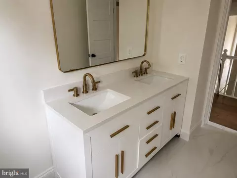 Bath - 14004 Manor Rd, Phoenix, MD 21131 photo 4 of 5