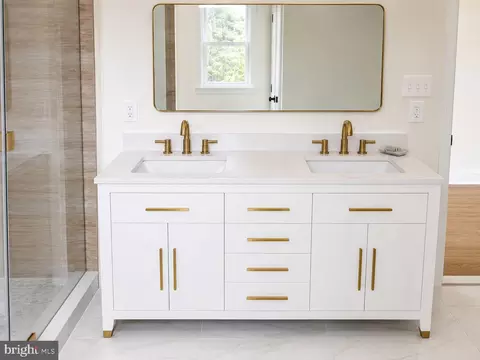 Bath - 14004 Manor Rd, Phoenix, MD 21131 photo 3 of 5