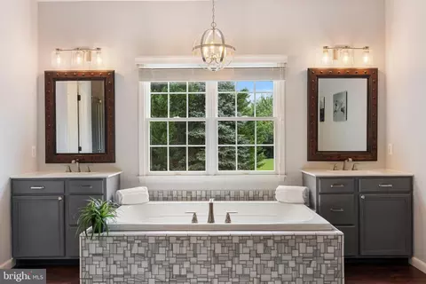 Bath - 14835 Hunting Way, Phoenix, MD 21131 photo 1 of 2