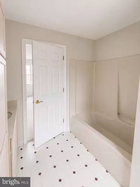 Bath - 9010 Hinton Ave, Sparrows Point, MD 21219 photo 2 of 4