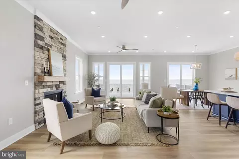 Living - 8823 Chesapeake Ave, Sparrows Point, MD 21219 photo 2 of 5