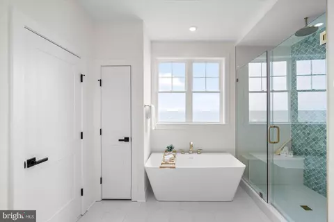 Bath - 8823 Chesapeake Ave, Sparrows Point, MD 21219 photo 5 of 6