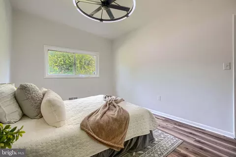Bedroom - 6821 Barnett Rd, Baltimore, MD 21239 photo 2 of 6