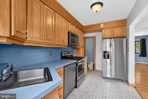 Kitchen - 2032 Ormand Rd, Dundalk, MD 21222 photo 3 of 4