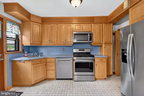Kitchen - 2032 Ormand Rd, Dundalk, MD 21222 photo 2 of 4