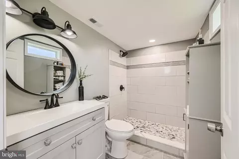 Bath - 822 Wise Ave, Dundalk, MD 21222 photo 1 of 5