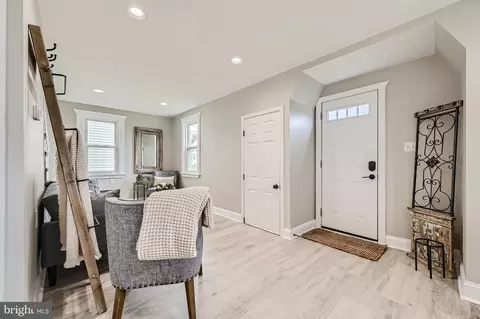 Entry Way - 822 Wise Ave, Dundalk, MD 21222 photo 1 of 4