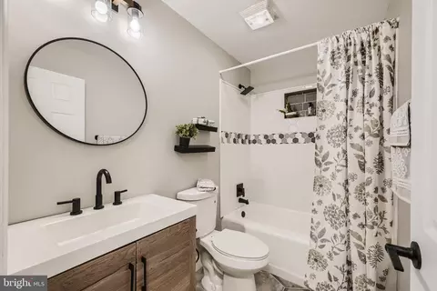 Bath - 822 Wise Ave, Dundalk, MD 21222 photo 2 of 5