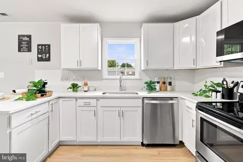 Kitchen - 2516 Maple Rd, Sparrows Point, MD 21219 photo 2 of 4