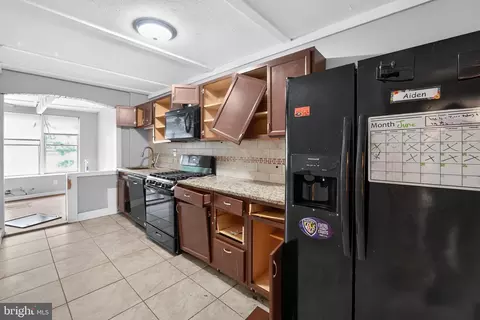Entry Way - 2964 Cornwall Rd, Dundalk, MD 21222 photo 5 of 11