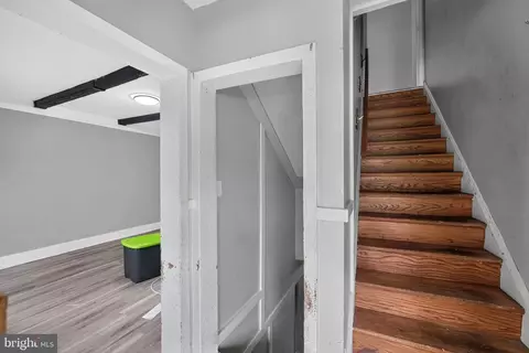 Entry Way - 2964 Cornwall Rd, Dundalk, MD 21222 photo 2 of 11