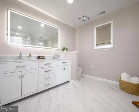 Bath - 7112 River Drive Rd, Sparrows Point, MD 21219 photo 3 of 5