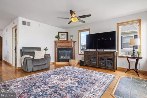 Living - 7112 River Drive Rd, Sparrows Point, MD 21219 photo 3 of 3