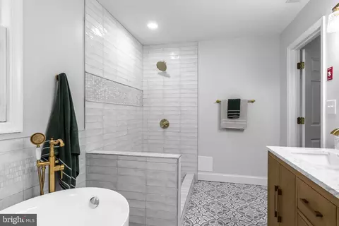 Bath - 1807 Sutton Ave, Halethorpe, MD 21227 photo 4 of 6
