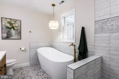 Bath - 1807 Sutton Ave, Halethorpe, MD 21227 photo 2 of 6